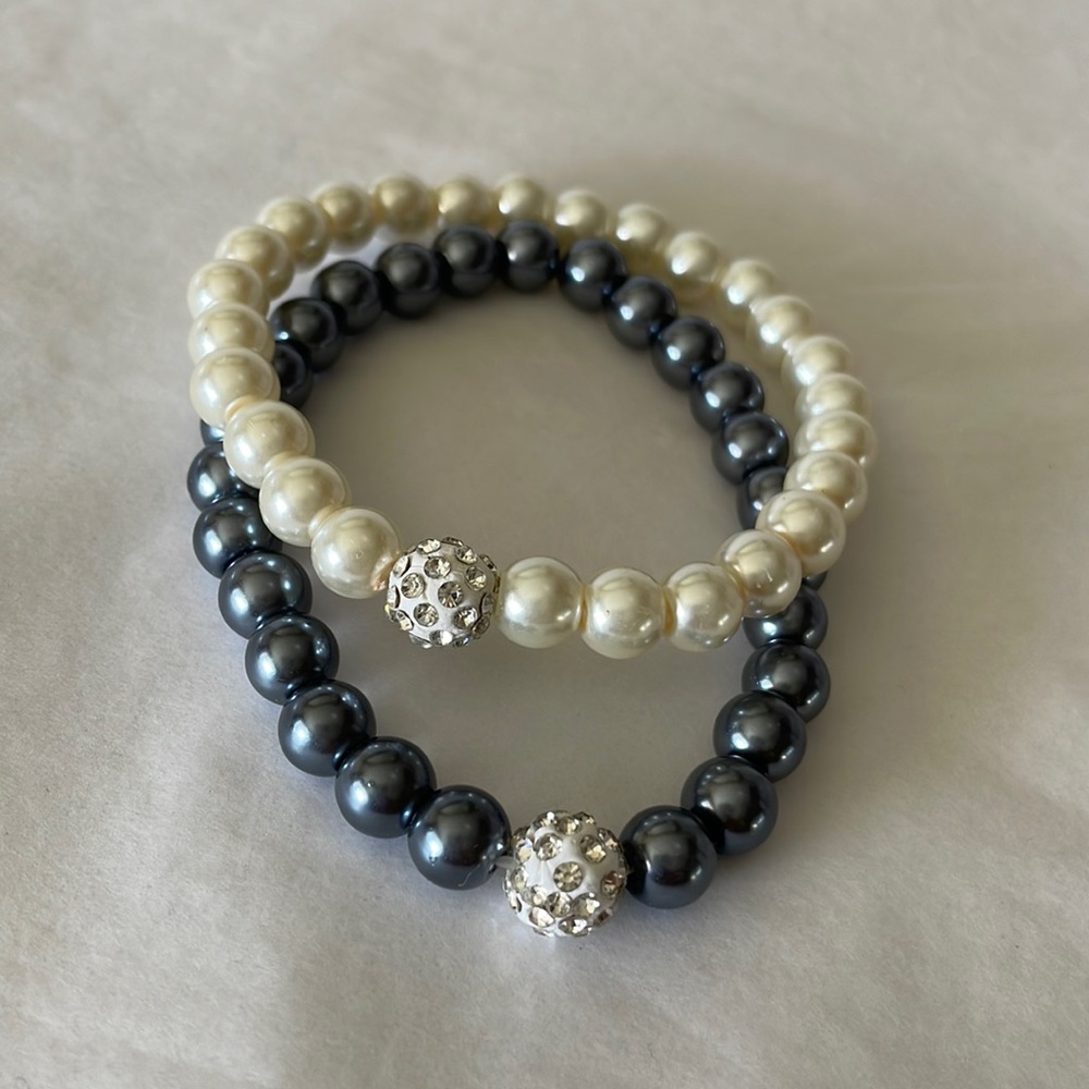 Bracelets white and dark gray pearl like beads with rhinestone details‎